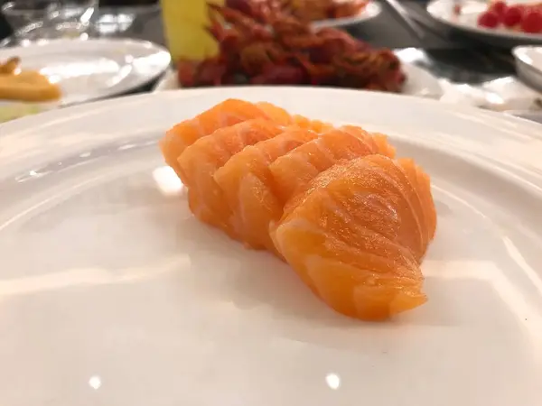 Γιαπωνέζικο Φαγητό Σούσι Σολομός Ψάρι Τόνος Γαρίδες Γουασάμπι Λευκό Φόντο — Φωτογραφία Αρχείου