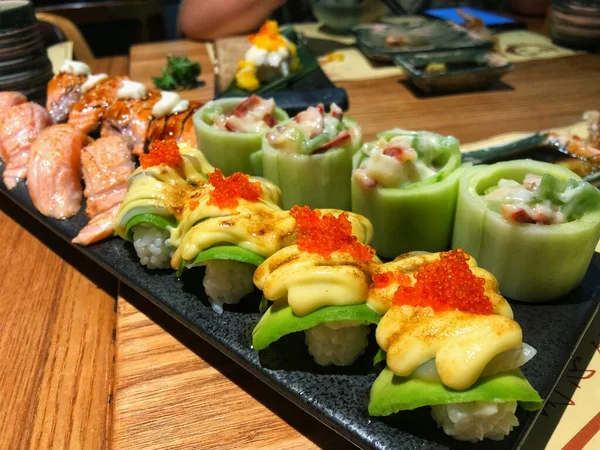 Sushi Con Salmón Camarones Queso Verduras —  Fotos de Stock