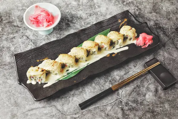 Rotolo Sushi Con Salmone Salsa Soia Bacchette Piatto — Foto Stock