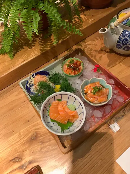 Ιαπωνικό Φαγητό Σούσι Ρολά Σολομός Ψάρι Χαβιάρι Σάλτσα Σόγιας Chopsticks — Φωτογραφία Αρχείου