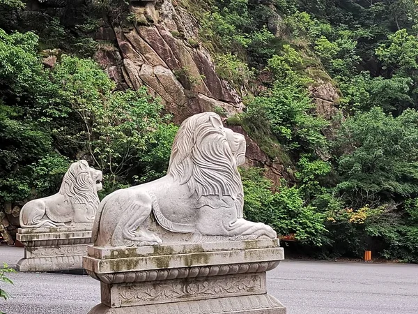 the statue of the lion in the park