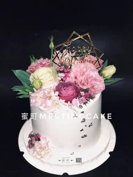 beautiful flowers on a wedding cake
