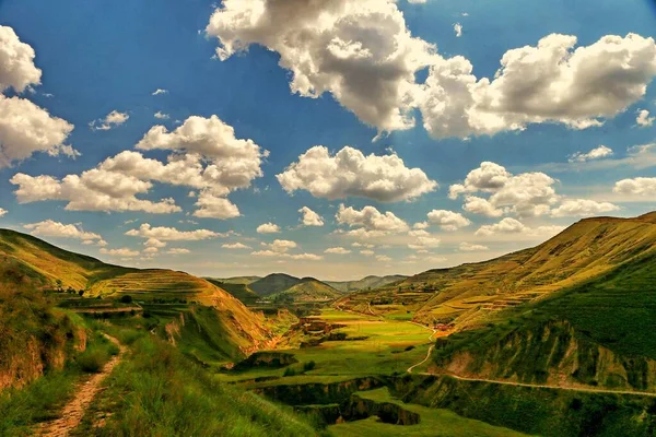 Hermoso Paisaje Con Montañas Nubes — Foto de Stock