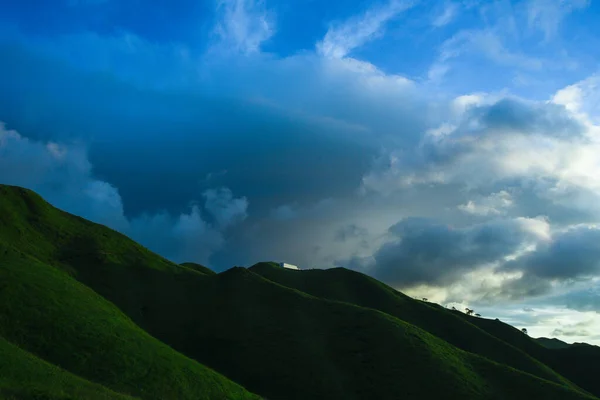 Piękny Krajobraz Chmurami Błękitnym Niebem — Zdjęcie stockowe
