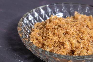 Kurutulmuş karides ezmesini kapatıver.