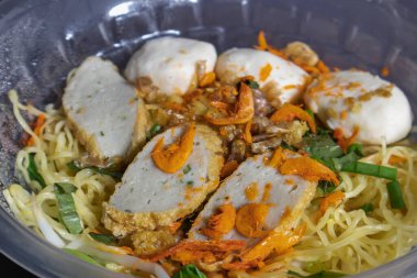 Plastik kasede çorbası olmayan buğulanmış şehriye. hızlı teslimat