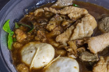 Plastik kasede çorbası olmayan buğulanmış şehriye. hızlı teslimat