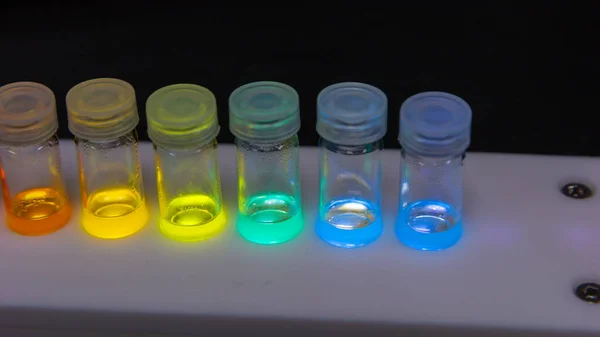 Laboratuvarda Renkli Test Tüpünü Sıvıyla Kapat — Stok fotoğraf