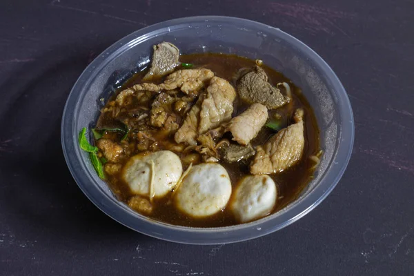 プラスチック製のボウルにスープなしの蒸し麺 迅速な配達 — ストック写真