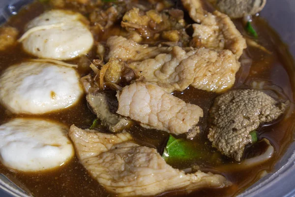 Plastik kasede çorbası olmayan buğulanmış şehriye. hızlı teslimat