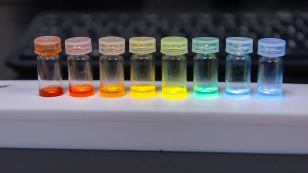 Nahaufnahme Von Buntem Reagenzglas Mit Flüssigkeit Labor — Stockfoto