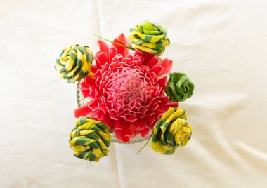 El Feneri Ginger 'ın kapağını kapatın. Masaya dekore edin.