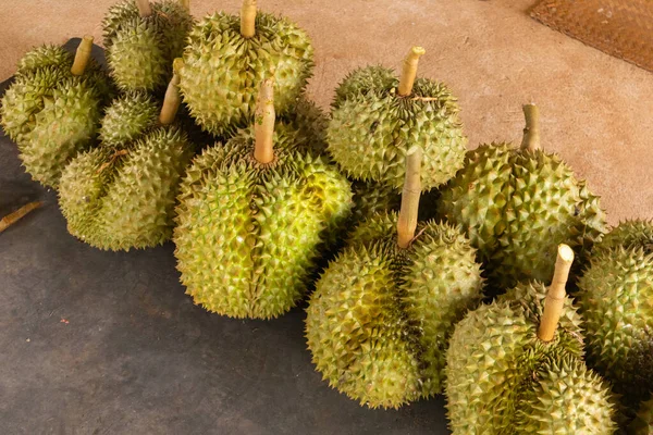 Taze Durian yığını hasat için hazır.
