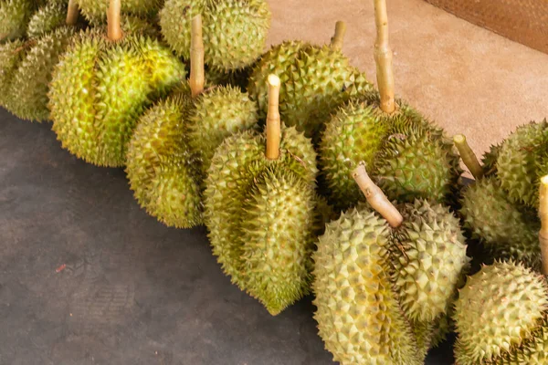 Taze Durian yığını hasat için hazır.