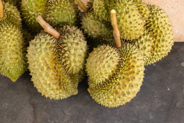Zbliżenie Stosu Świeżego Duriana Gotowego Zbioru — Zdjęcie stockowe