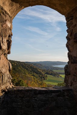 İsveç 'in ortasındaki eski bir harabe kalesinin penceresinden dışarı bakıyorum..