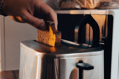 Çavdar ekmeği kızartmak, beyaz ekmekten daha sağlıklı bir alternatif..