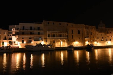 Borgo antico di Monopoli con vista mare e chiesa