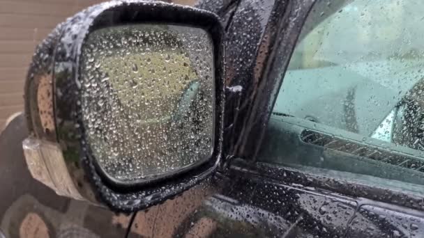 Regnet Droppar Den Svarta Bilen Regnet Droppar Från Backspegeln — Stockvideo
