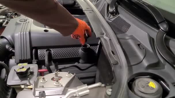 Mécanicien Entretien Voiture Ouvert Capot Resserre Bouchon Huile — Video