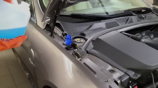 Механик Обслуживает Машину Открывает Капот Наливает Жидкость — стоковое видео