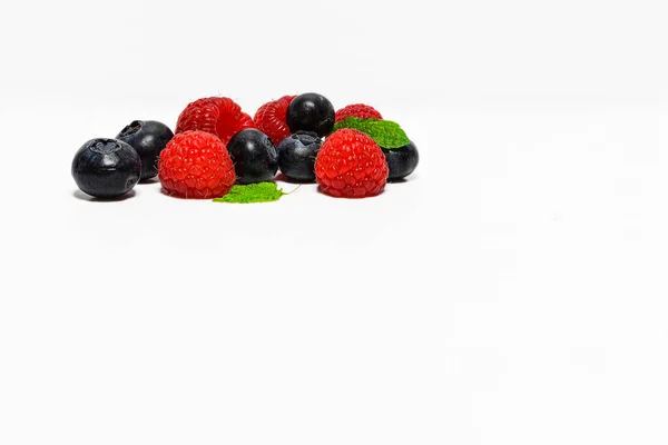 Grupp av färska frukter - olika färger - på vit bakgrund. — Stockfoto