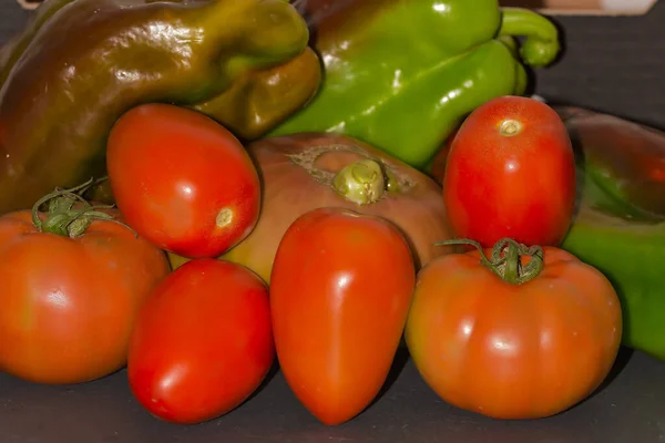 Deliciosos tomates vermelhos, bandeja de fazenda de verão. — Fotografia de Stock