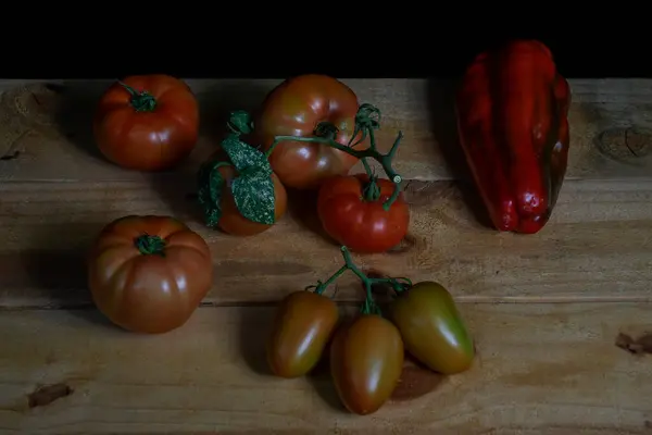 Delicious red tomatoes, summer farm farm tray. — Stock Photo, Image