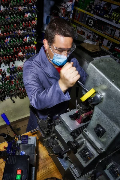 Cerrajero en taller hace nueva clave —  Fotos de Stock