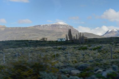 Kuru bozkırlar, otlaklar ve Arjantin Patagonya çölleri.