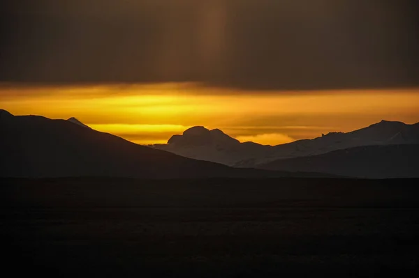 Puesta de sol sobre la estepa de la Patagonia. — Foto de Stock