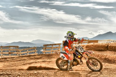 Una imagen de un motociclista haciendo un truco y saltando en aire.
