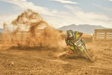 Una imagen de un motociclista haciendo un truco y saltando en aire.