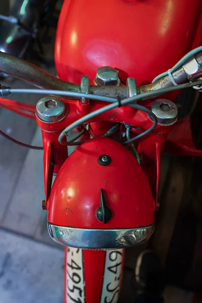 倉庫に並ぶオートバイ. — ストック写真