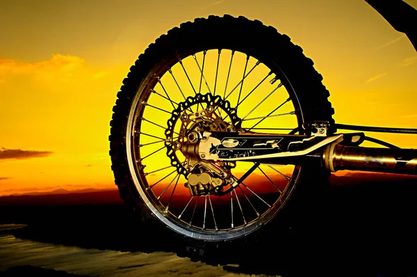 Kauw van een motorfiets bij zonsondergang. — Stockfoto