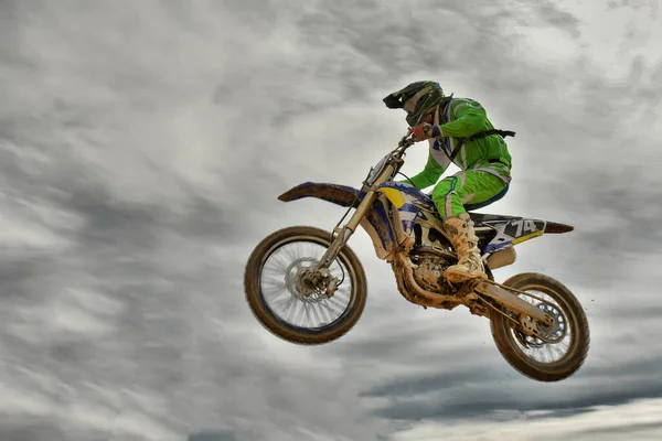 Una imagen de un motociclista haciendo un truco y saltando en el aire. — Fotografia de Stock