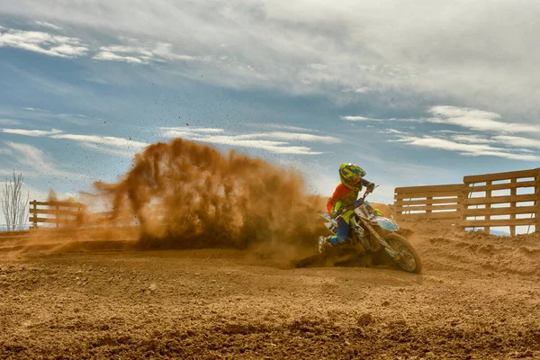 Una imagen de un motociclista haciendo un truco y saltando en el aire. — Fotografia de Stock
