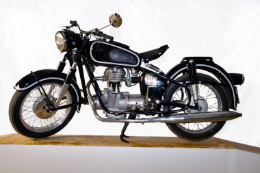 Eski motosiklet restore edildi ve sergileniyor.