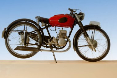 Eski motosiklet restore edildi ve sergileniyor.