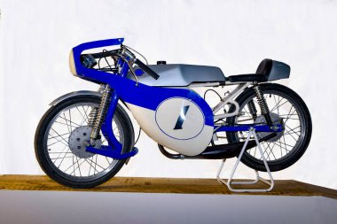 Eski motosiklet restore edildi ve sergileniyor.