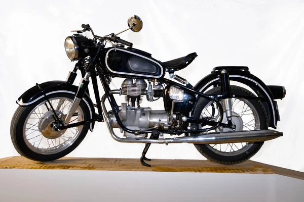 Altes Motorrad restauriert und ausgestellt. — Stockfoto