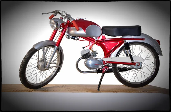 Altes Motorrad restauriert und ausgestellt. — Stockfoto