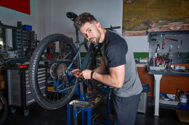 Atölyede bisiklet tamircisi