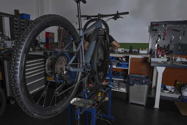 Fahrradreparaturmechaniker in der Werkstatt — Stockfoto