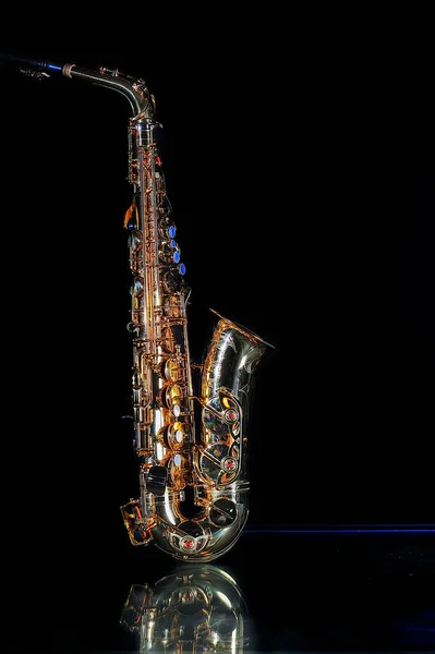 Saxofone isolado sobre fundo preto. Dorado, levanta-te.. — Fotografia de Stock