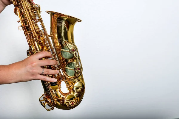 Mains d'un saxophoniste sur fond blanc — Photo