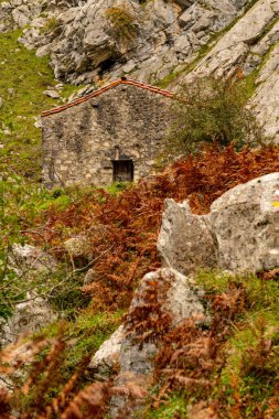 Java köprüsünün yanındaki çiftlik evi..