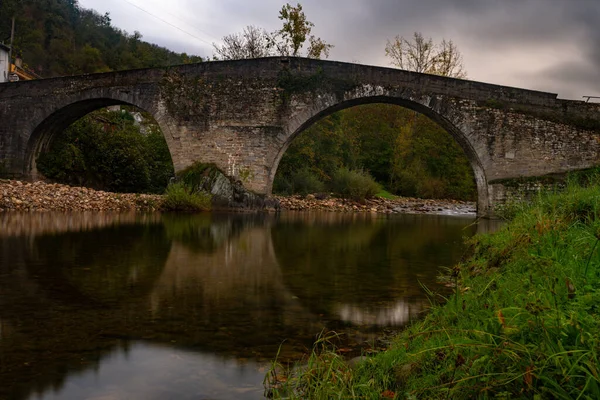 Ponte medieval de Arco na freguesia de Llodio. — Fotografia de Stock