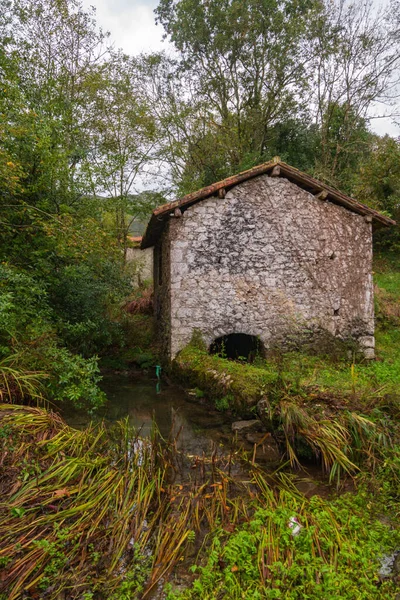 Cuerres de Asturias中世纪桥 — 图库照片