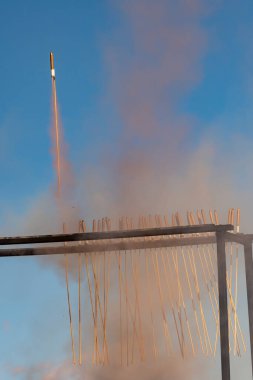 Patlayıcı roketler partinin başladığını duyuruyor..